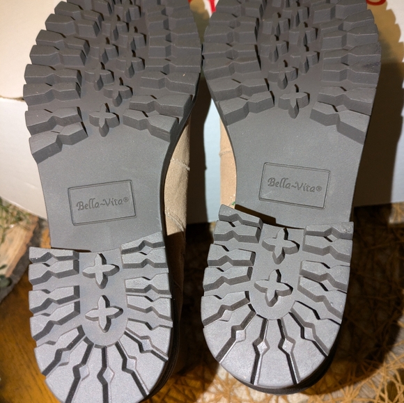 BN with Macy's Box Bella Vita Taupe Slough Leather Ankle Bootie. Size 7 - Picture 9 of 10